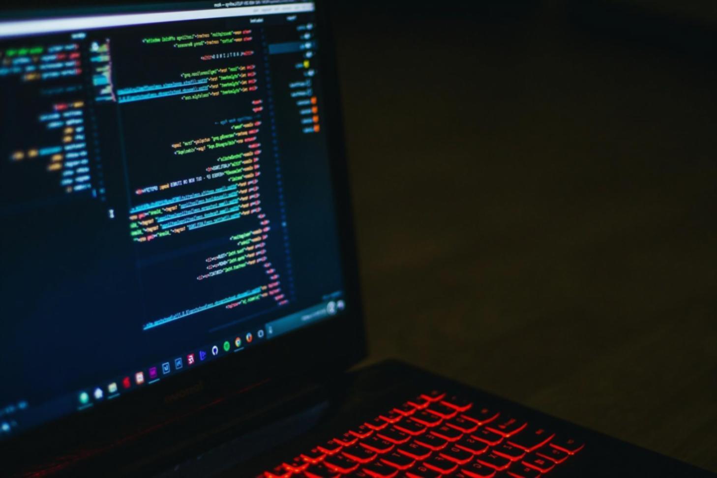 Studenti che lavorano su progetti Unity durante una sessione pratica